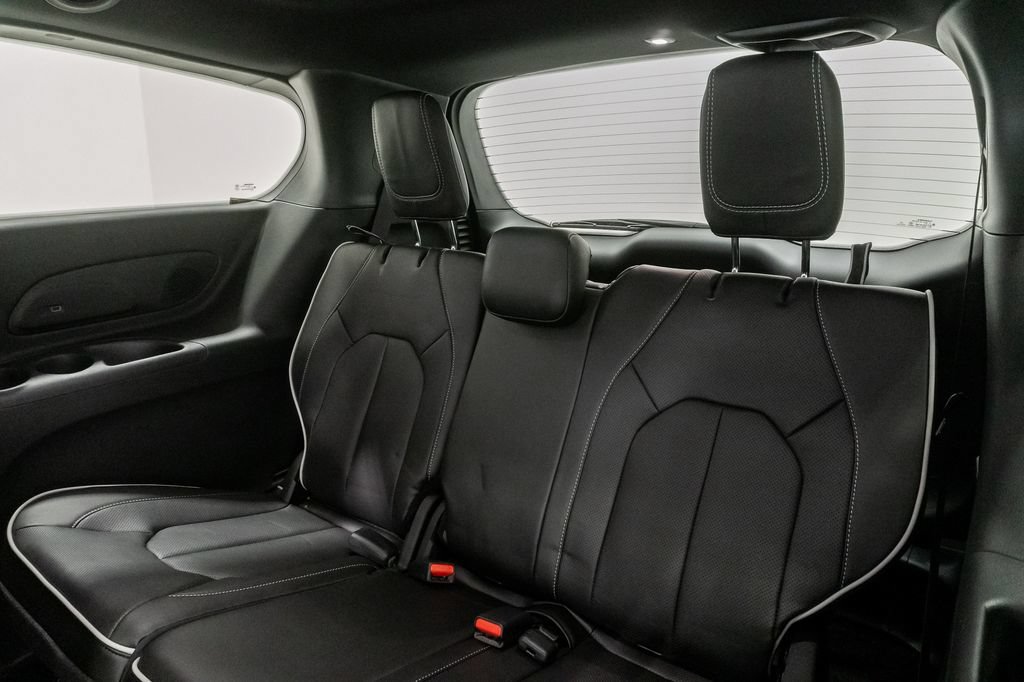 New 2027 Chrysler Pacifica Limited FWD image 26