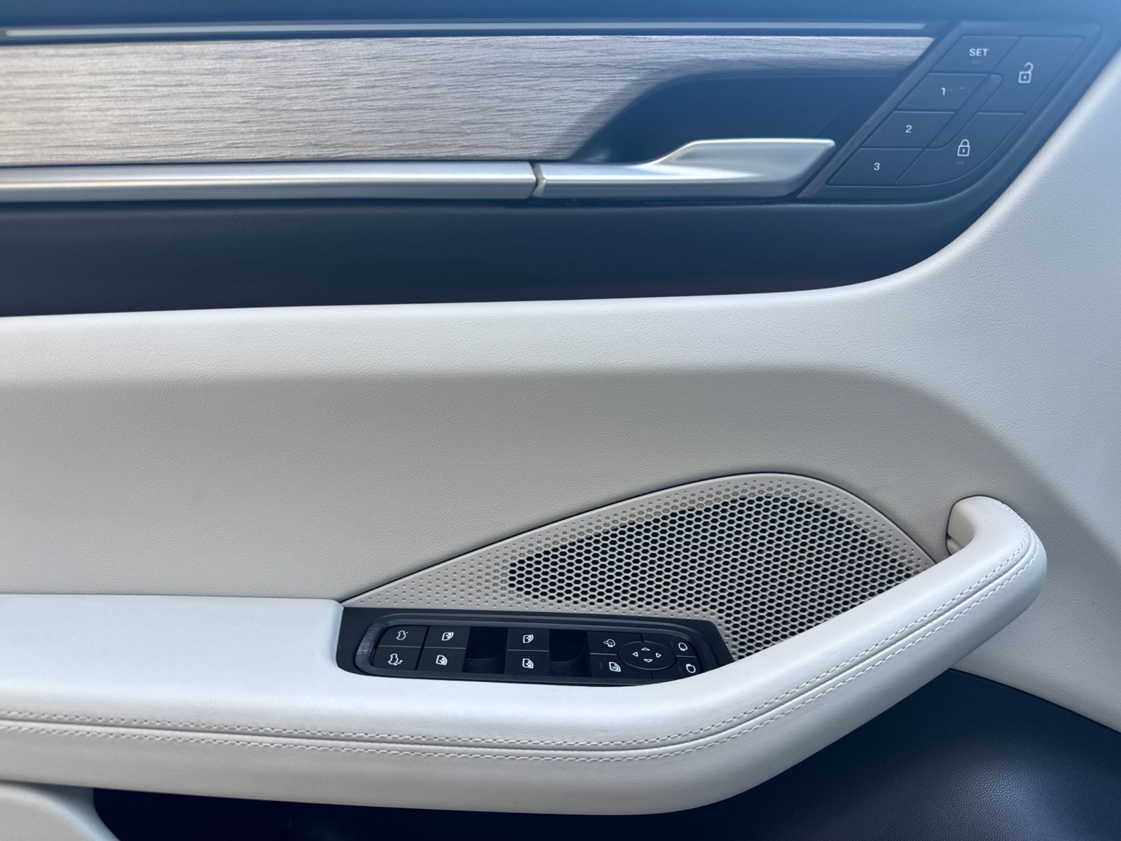 Certified 2025 Porsche Macan 4 Electric AWD/4WD image 12