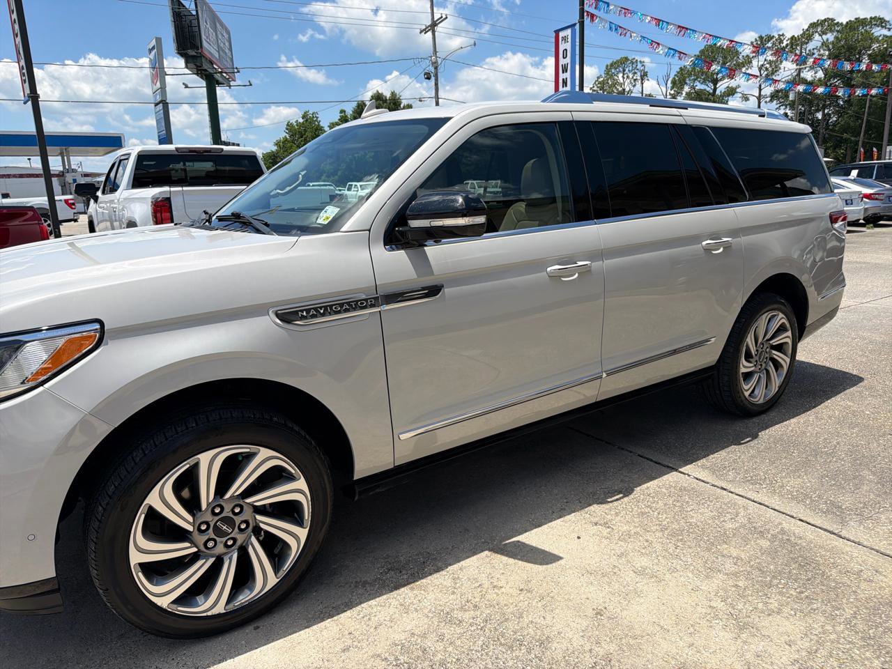 Used 2022 Lincoln Navigator L Reserve RWD image 4