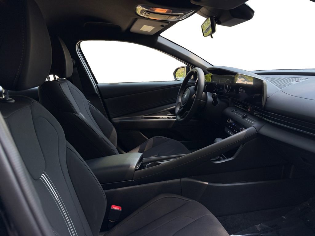 Used 2025 Hyundai Elantra SEL FWD image 15