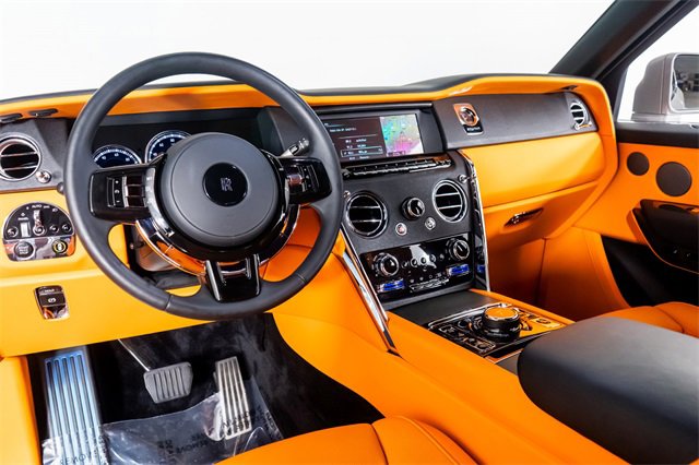 Used 2023 Rolls-Royce Cullinan image 2
