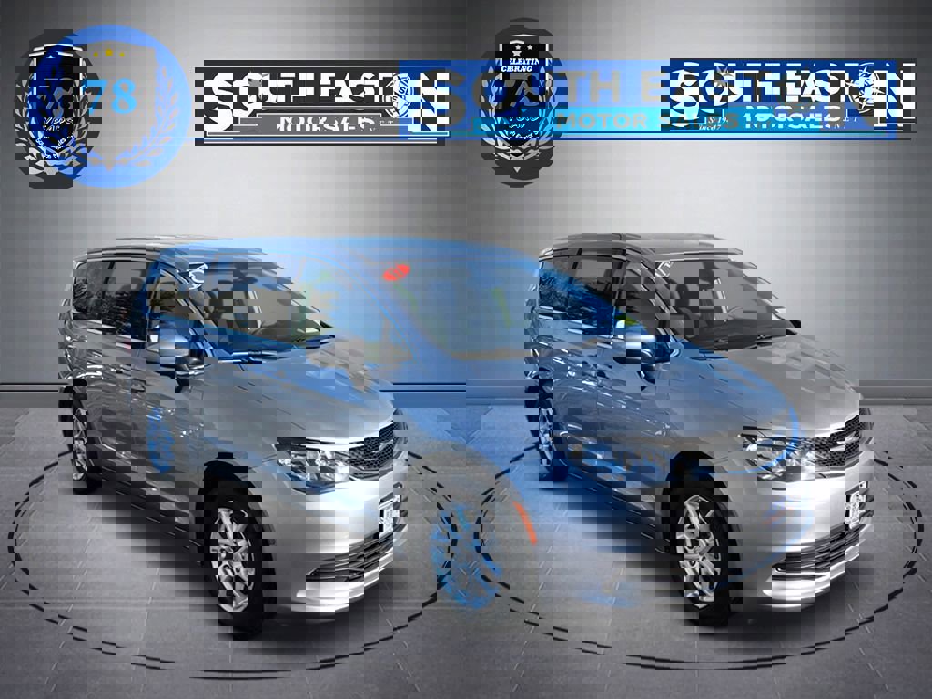 Used 2017 Chrysler Pacifica LX image 2