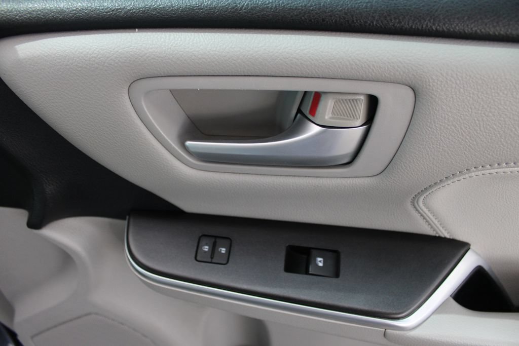 Used 2015 Toyota Camry XLE w/ Moonroof Package FWD image 46