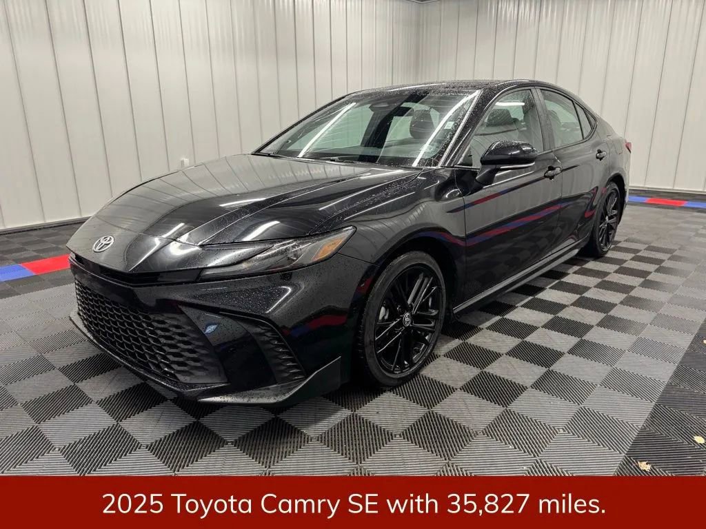 Used 2025 Toyota Camry SE image 3