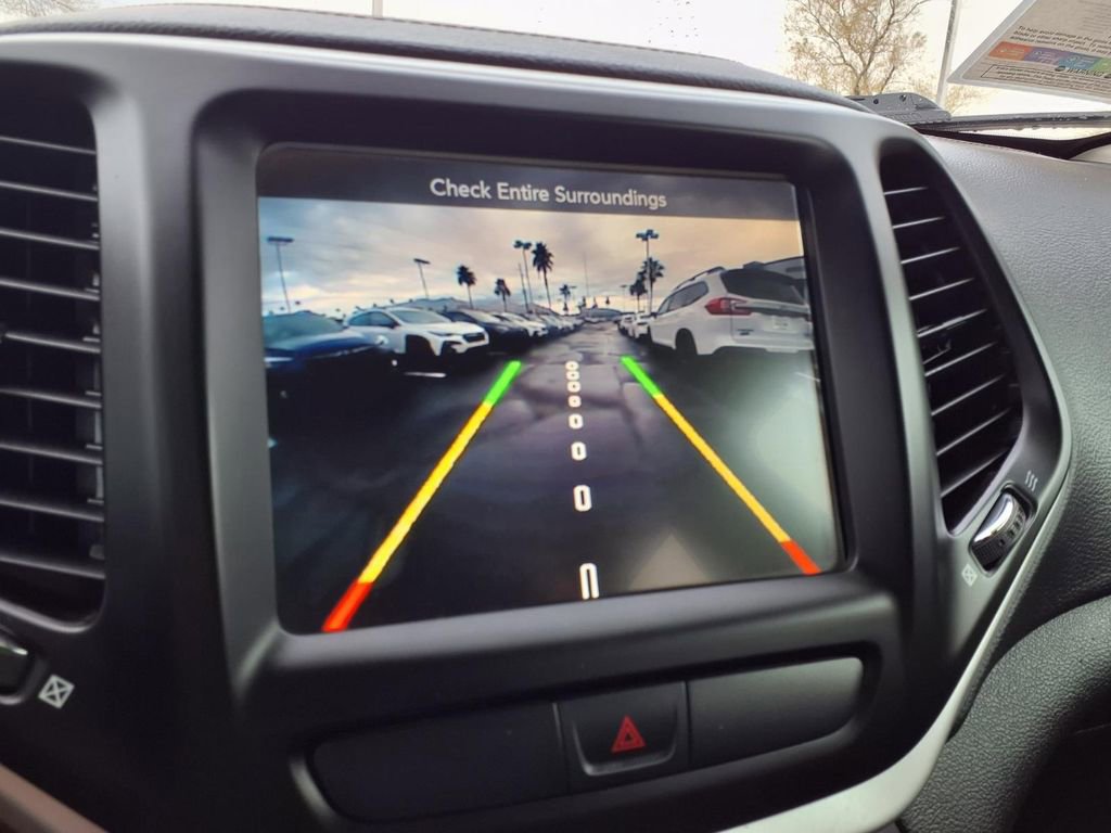 Used 2018 Jeep Cherokee Latitude Plus w/ Comfort/Convenience Group image 3