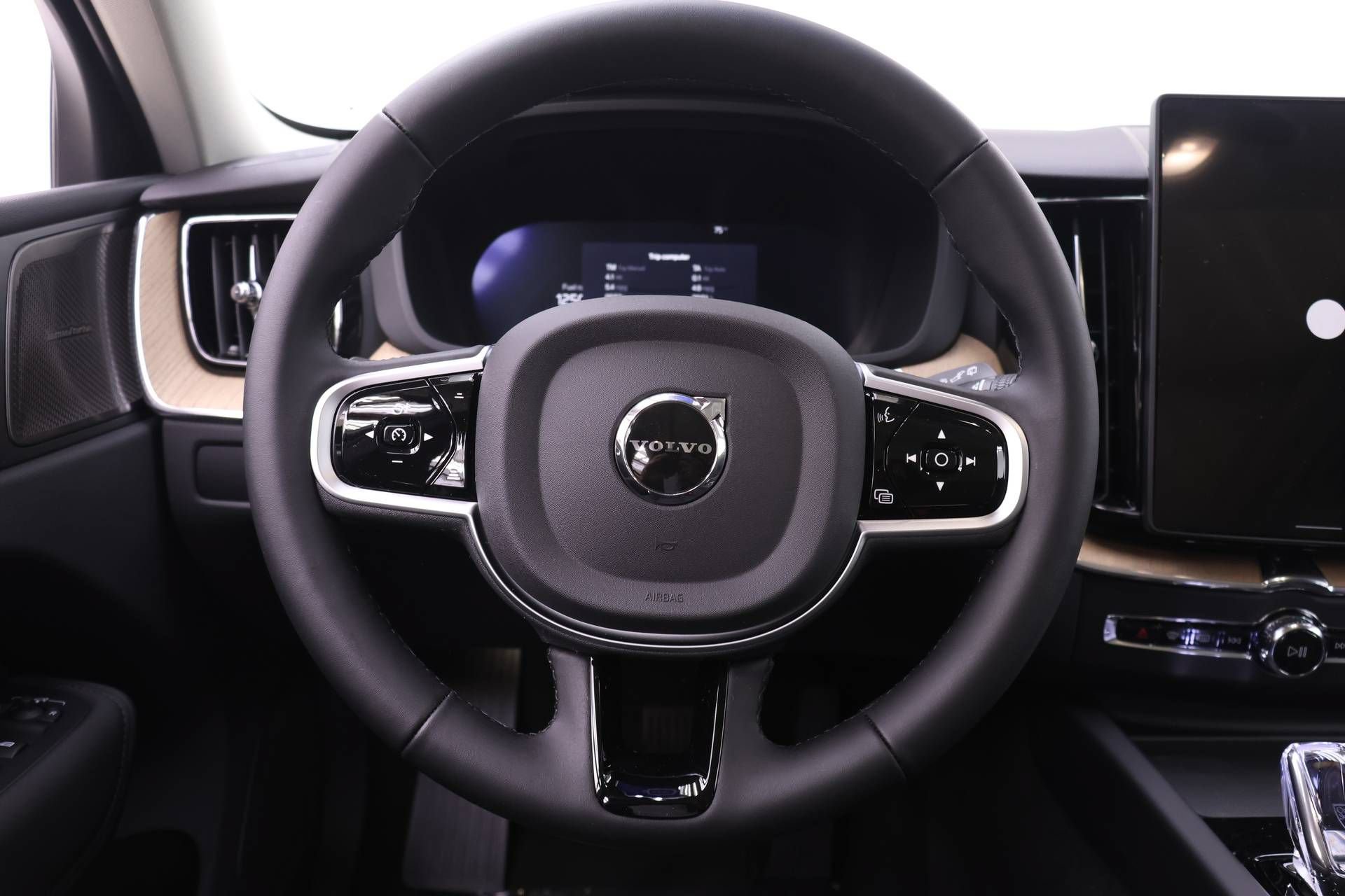 New 2026 Volvo XC60 B5 Plus w/ Protection Package Premier AWD/4WD image 15