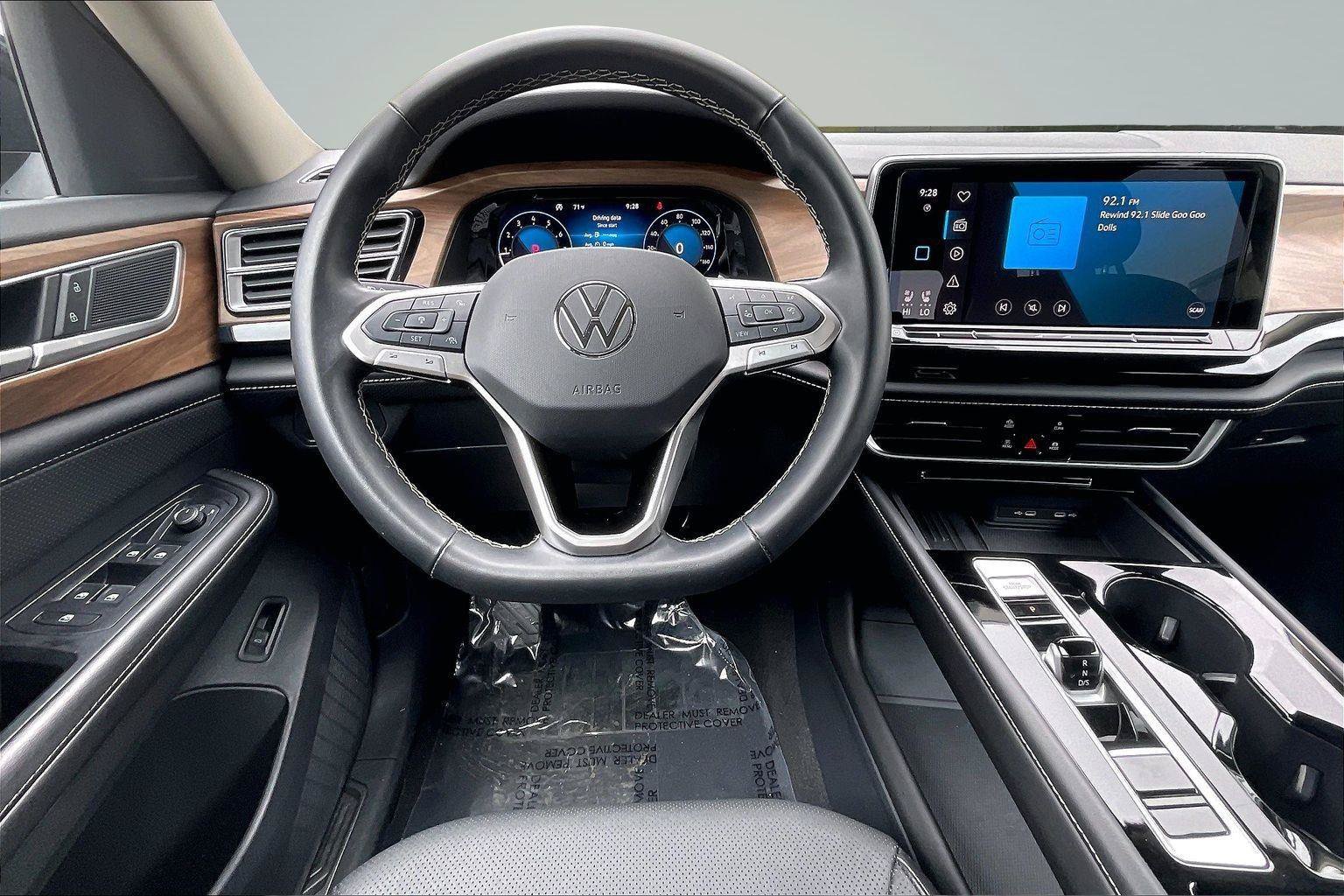 Used 2025 Volkswagen Atlas SE AWD/4WD image 6