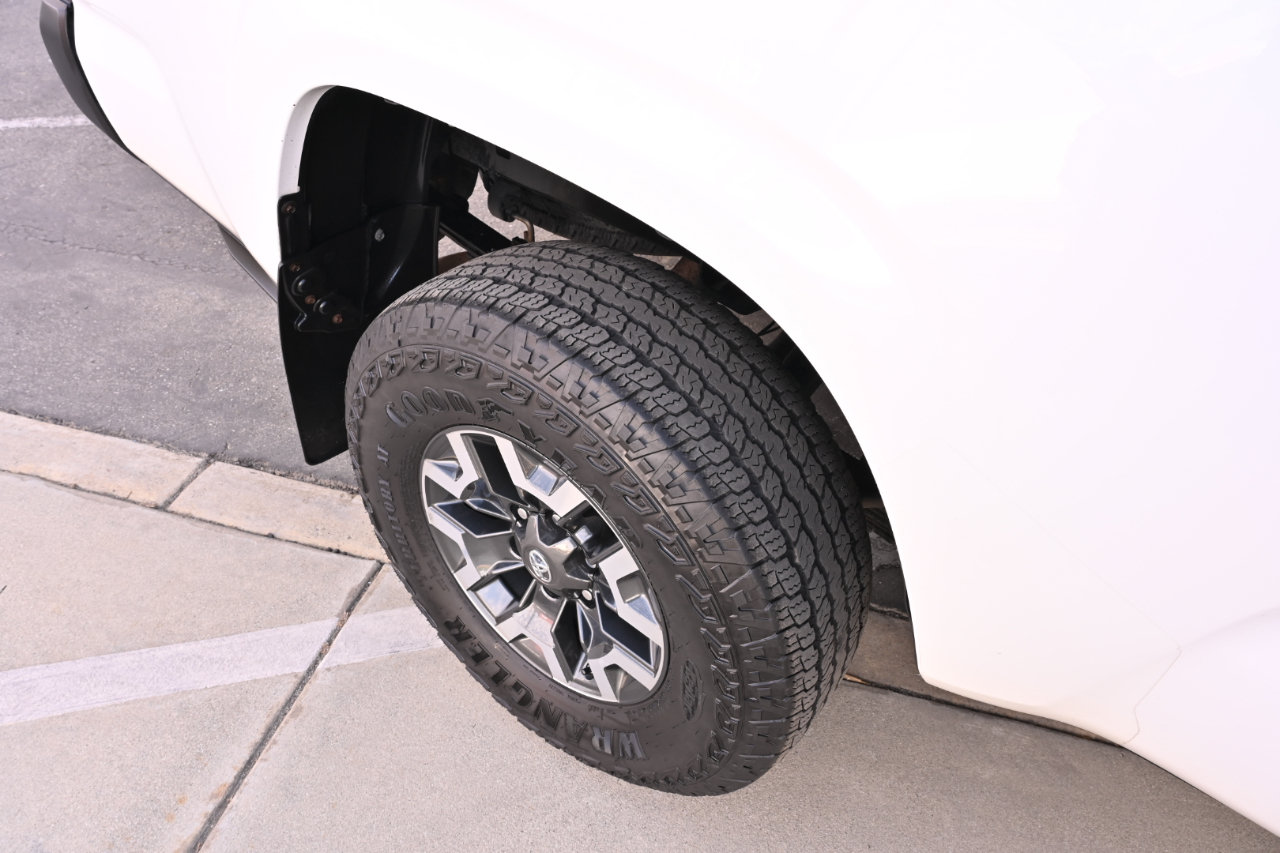 Used 2017 Toyota Tacoma SR AWD/4WD image 26