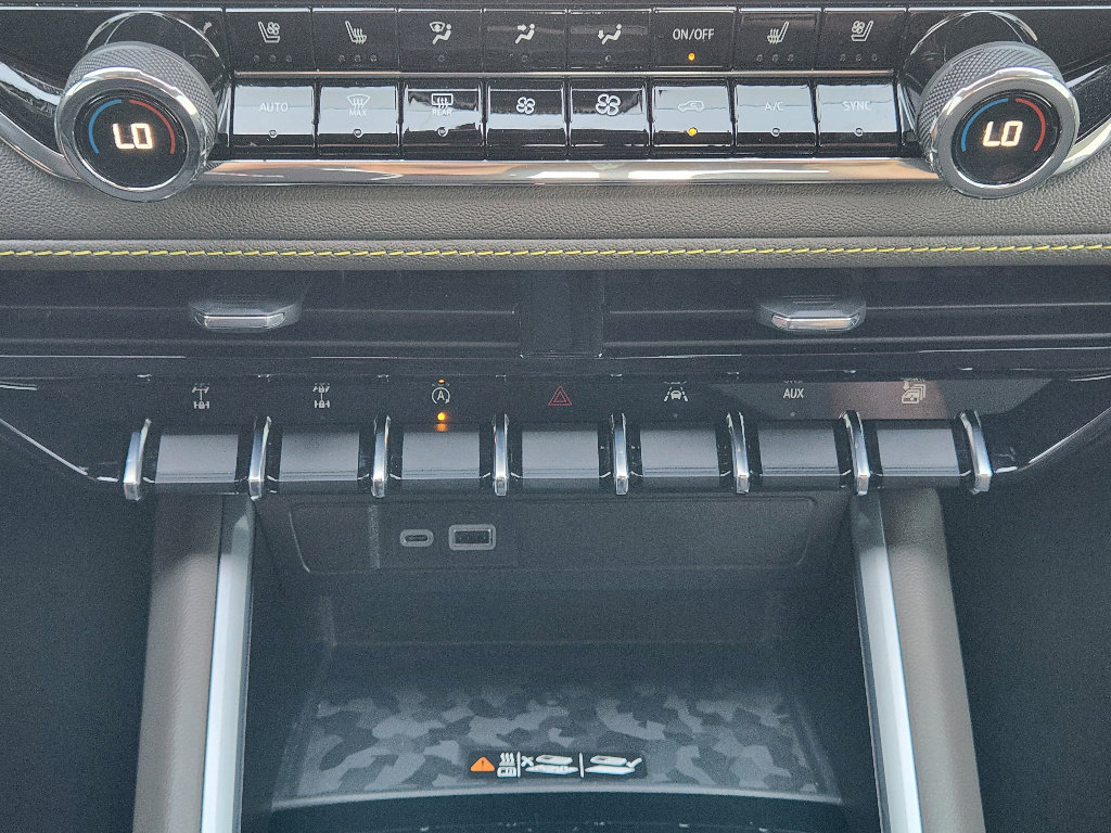 Used 2025 Chevrolet Colorado ZR2 w/ Technology Package image 24