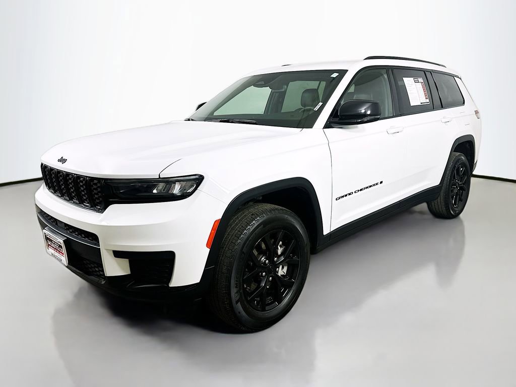 Used 2024 Jeep Grand Cherokee L Laredo image 3