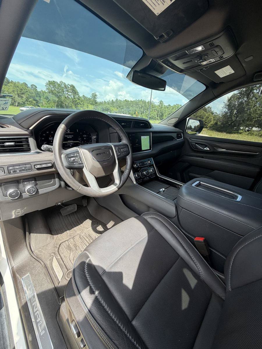 Used 2023 GMC Yukon XL Denali RWD image 11