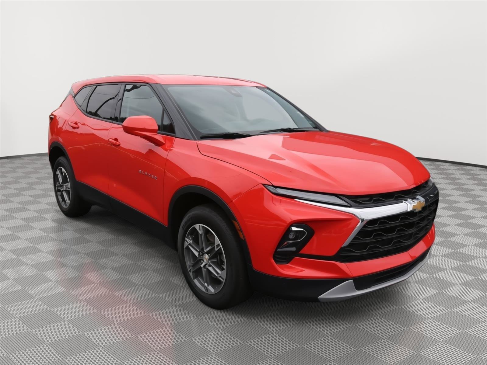 Used 2025 Chevrolet Blazer LT image 3