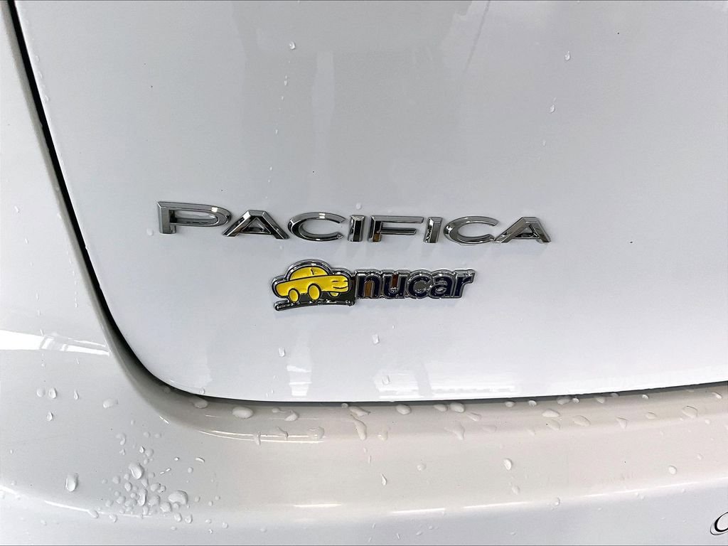 Used 2023 Chrysler Pacifica Touring-L image 29