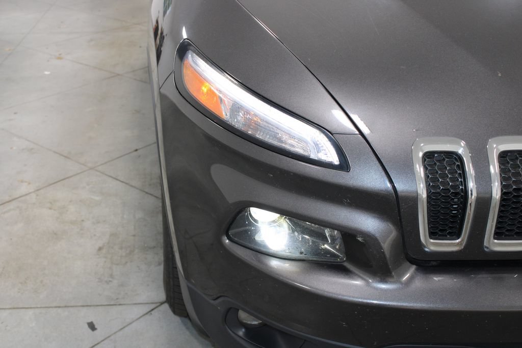 Used 2018 Jeep Cherokee Latitude Plus FWD image 12