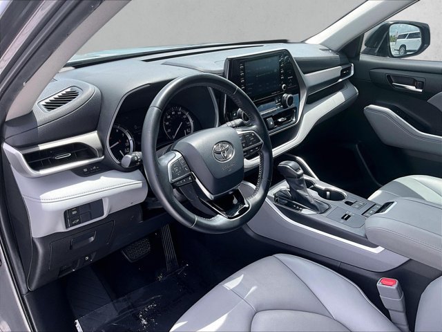 Used 2021 Toyota Highlander XLE FWD image 14