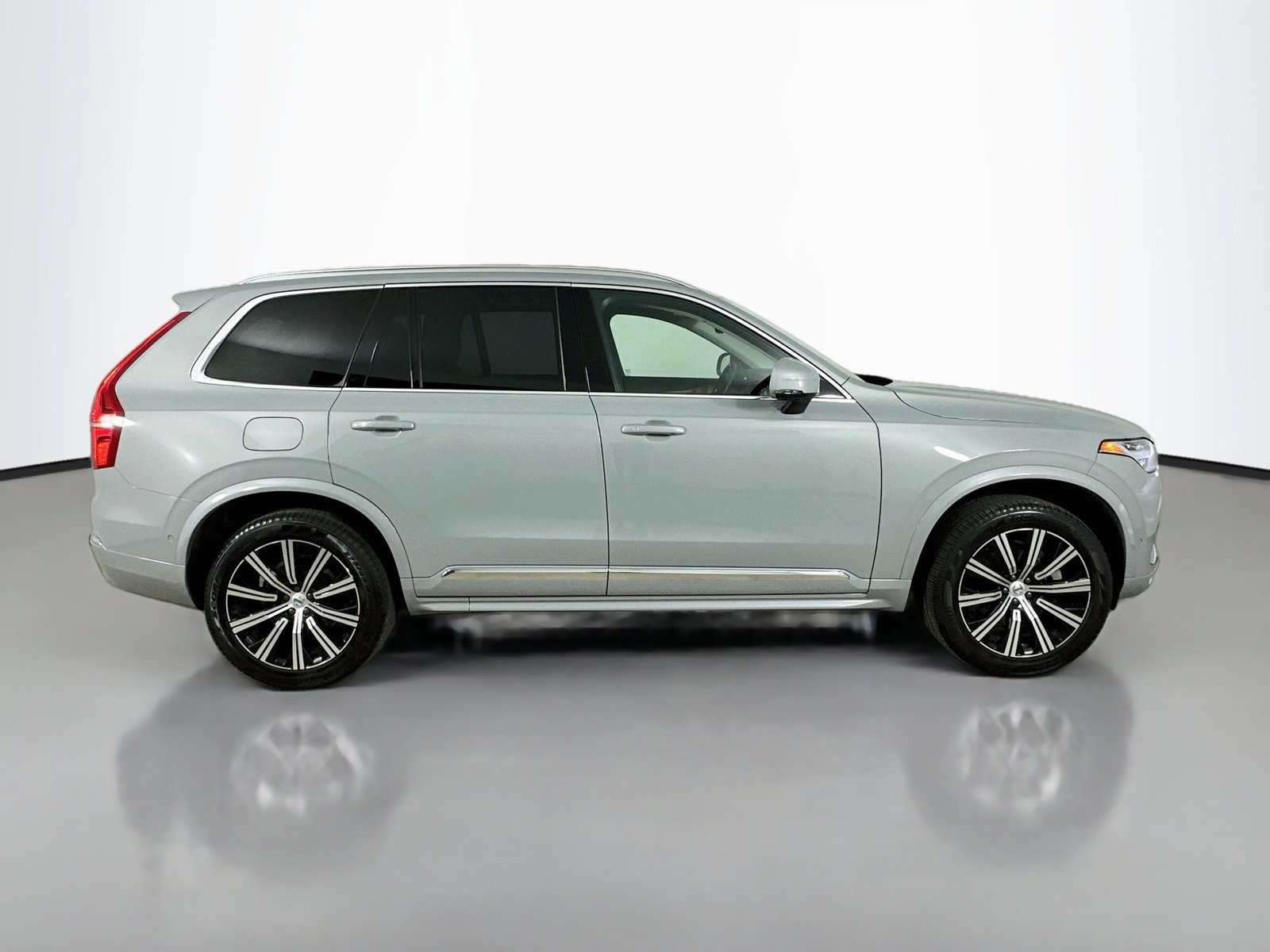 Certified 2025 Volvo XC90 B6 Plus AWD/4WD image 4