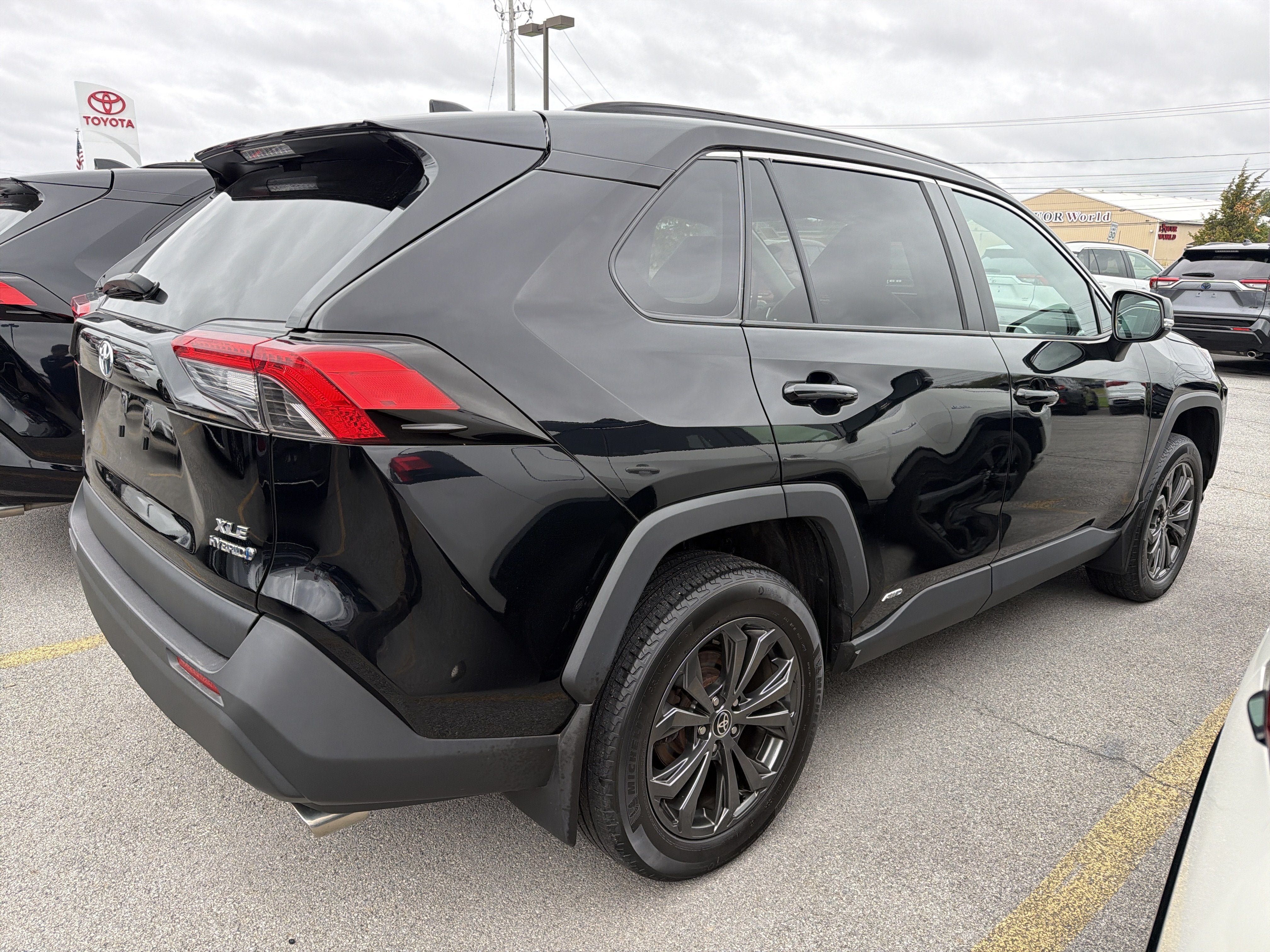 Used 2022 Toyota RAV4 XLE Premium AWD/4WD image 5