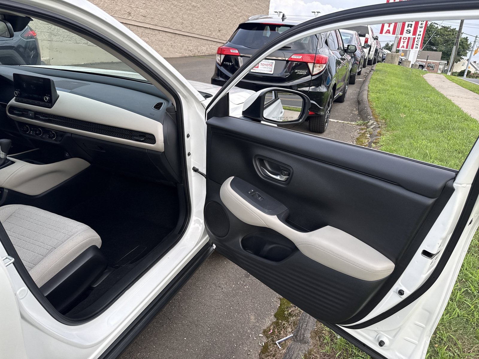 Used 2024 Honda HR-V LX image 31