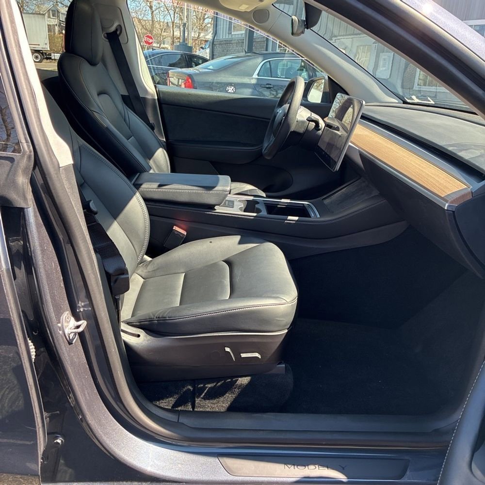 Used 2022 Tesla Model Y Long Range image 6