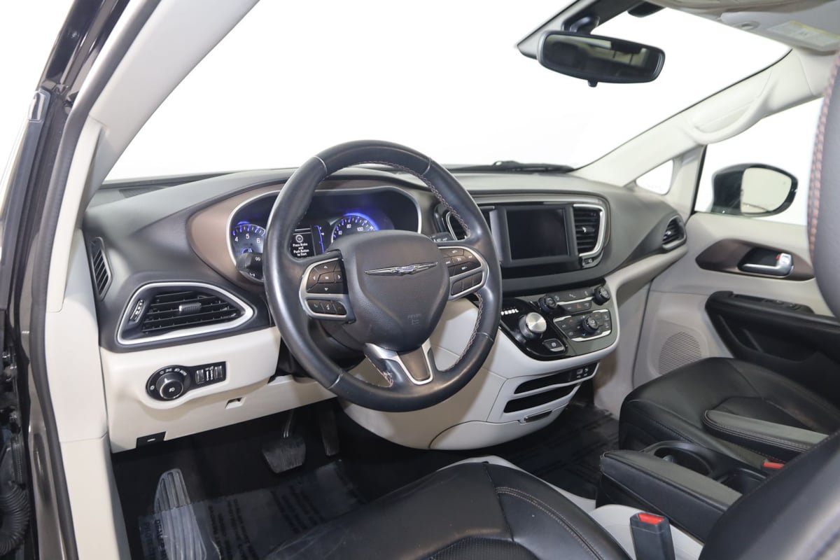 Used 2018 Chrysler Pacifica Touring-L FWD image 24