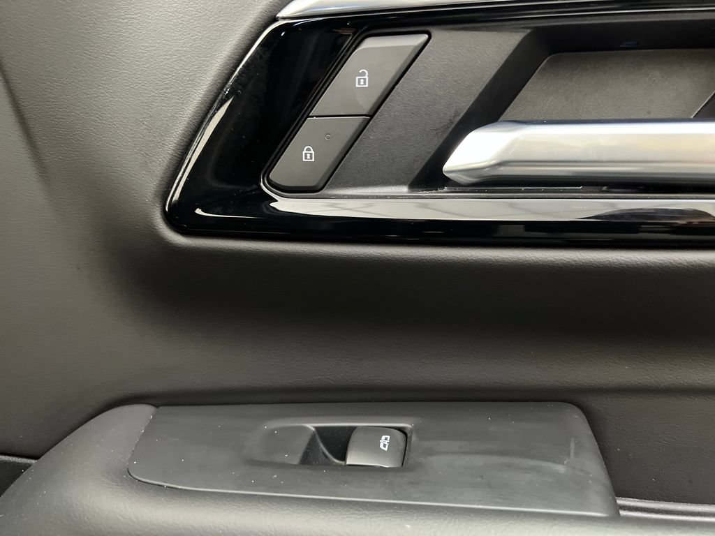 Used 2025 Chevrolet Suburban LT RWD image 38