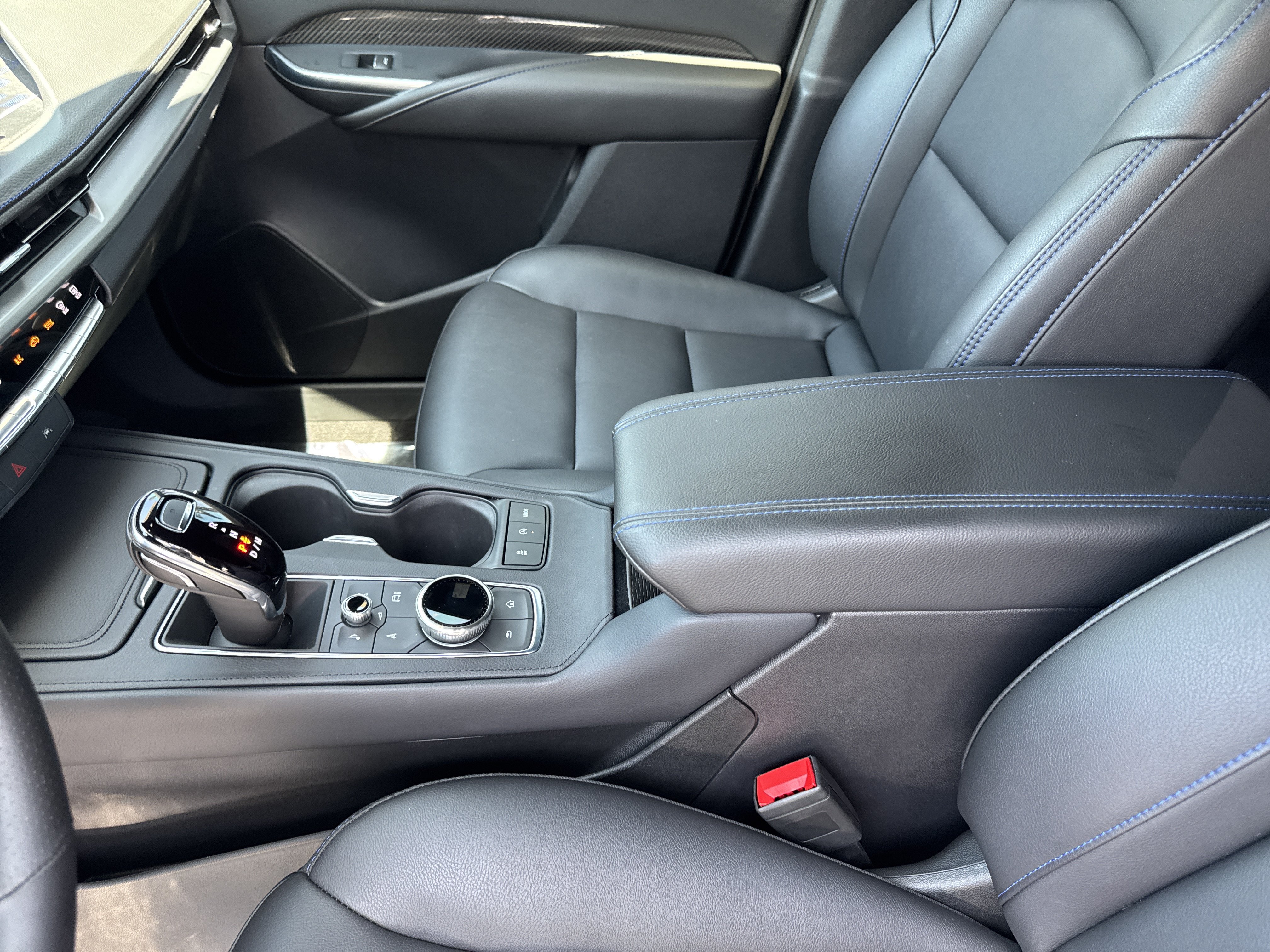 Certified 2025 Cadillac XT4 Sport w/ LPO, Onyx Lite Package FWD image 24