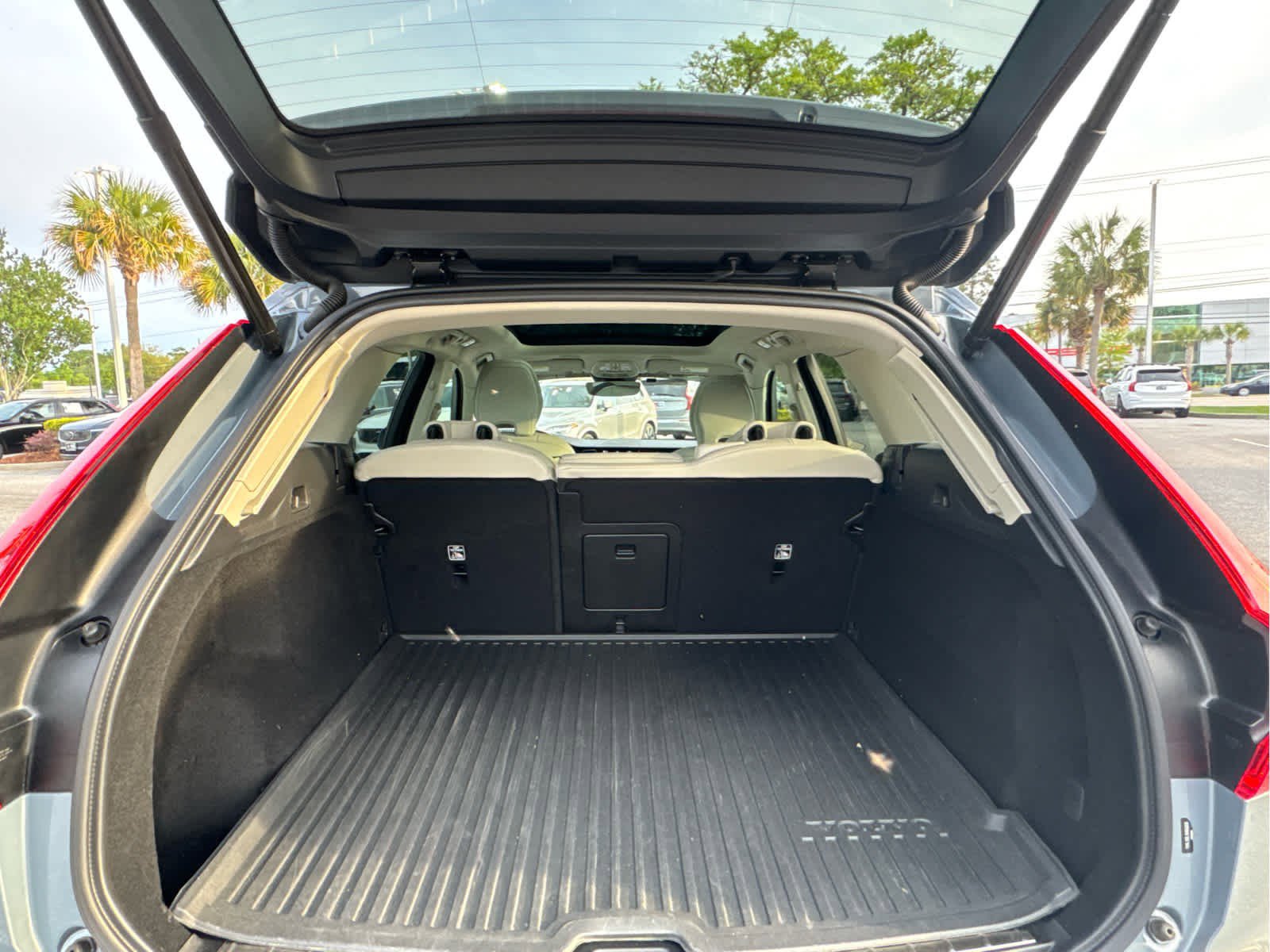 Used 2022 Volvo XC60 B5 Inscription w/ Protection Package Premier image 36