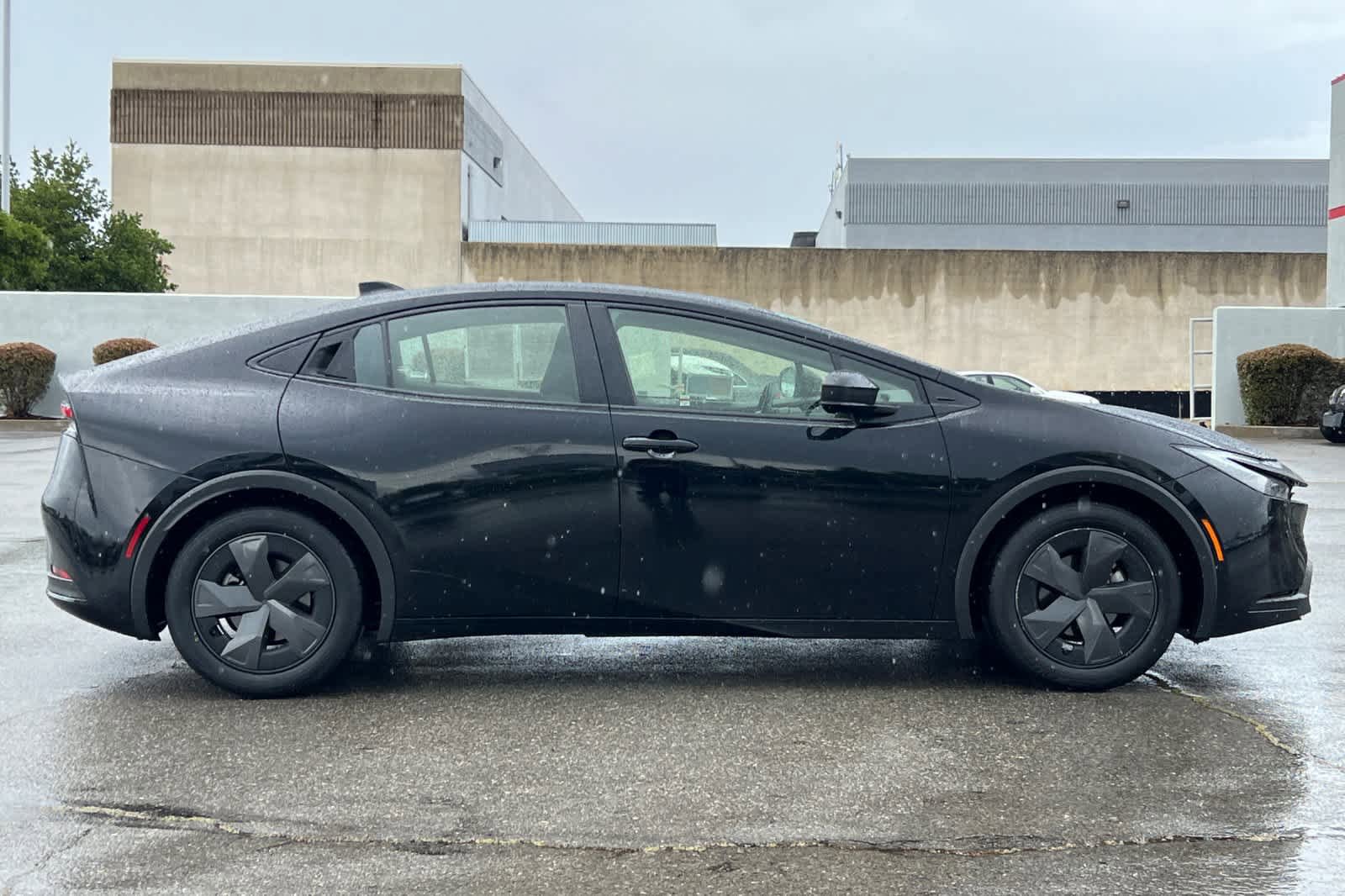 Used 2024 Toyota Prius LE FWD image 6