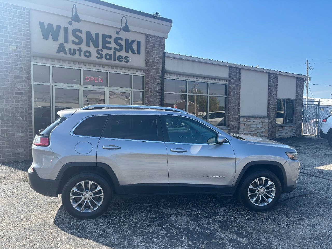 Used 2019 Jeep Cherokee Latitude Plus w/ Comfort/Convenience Group image 2