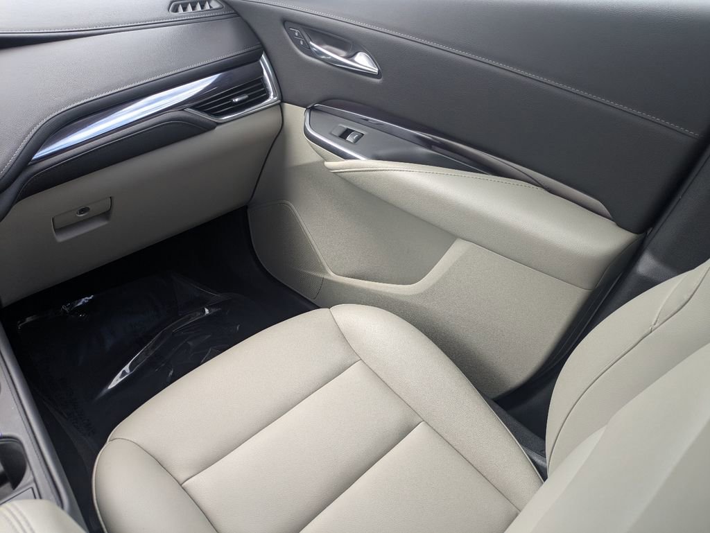 Used 2022 Cadillac XT4 Luxury w/ Cold Weather Package AWD/4WD image 17