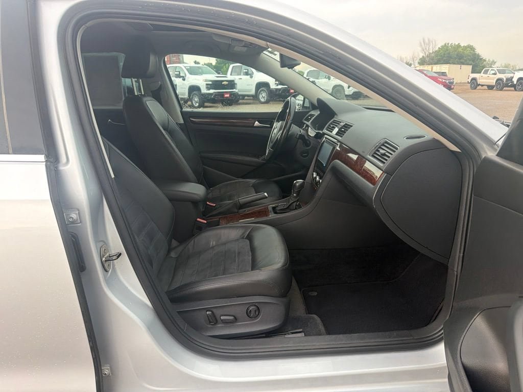 Used 2012 Volkswagen Passat 2.5 SEL Premium FWD image 26