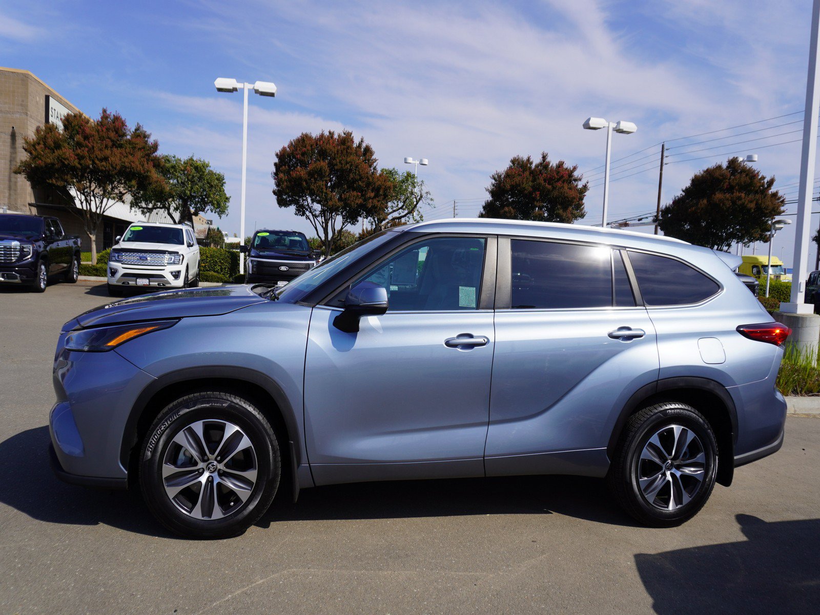 Used 2023 Toyota Highlander XLE AWD/4WD image 6