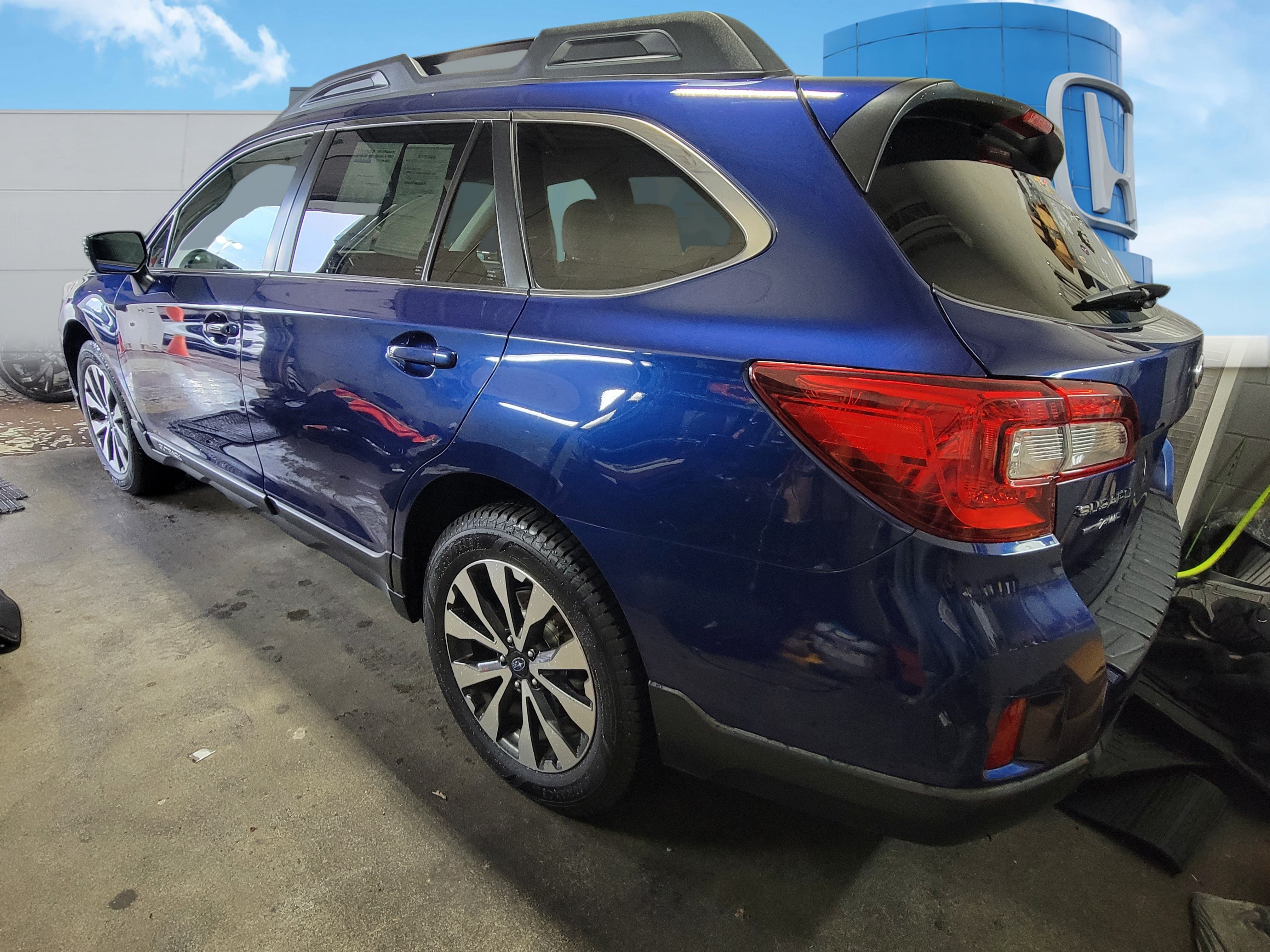 Used 2015 Subaru Outback 3.6R Limited AWD/4WD image 4