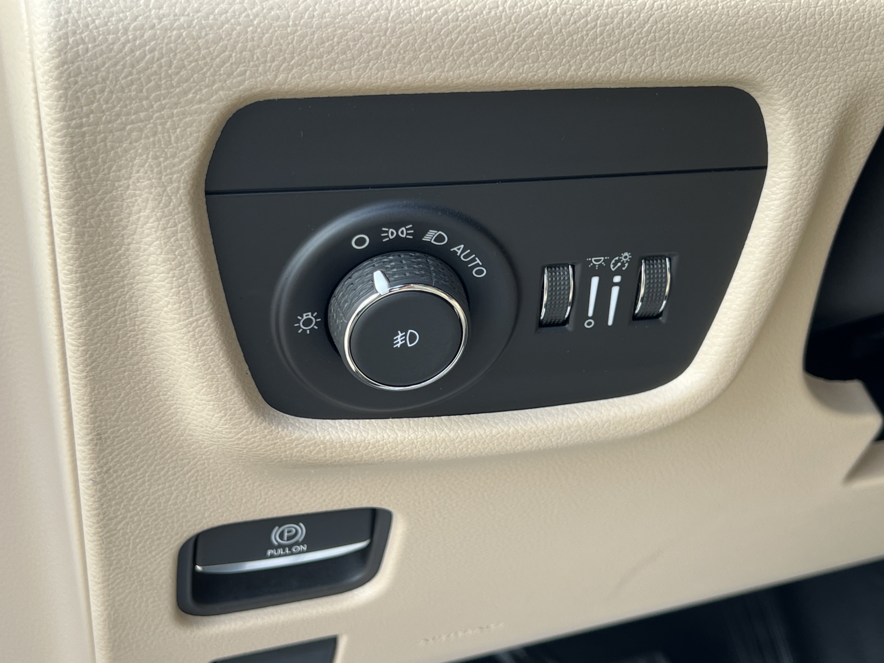 Used 2023 Jeep Grand Cherokee L Limited AWD/4WD image 10