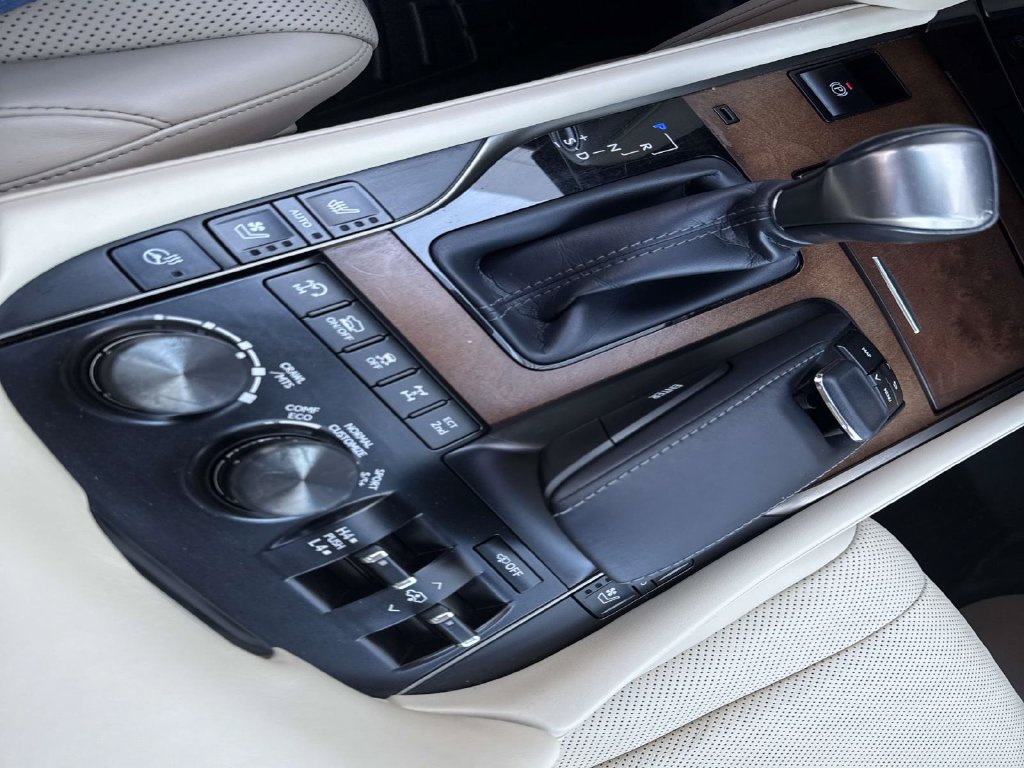 Used 2021 Lexus LX 570 4WD w/ Luxury Package image 28