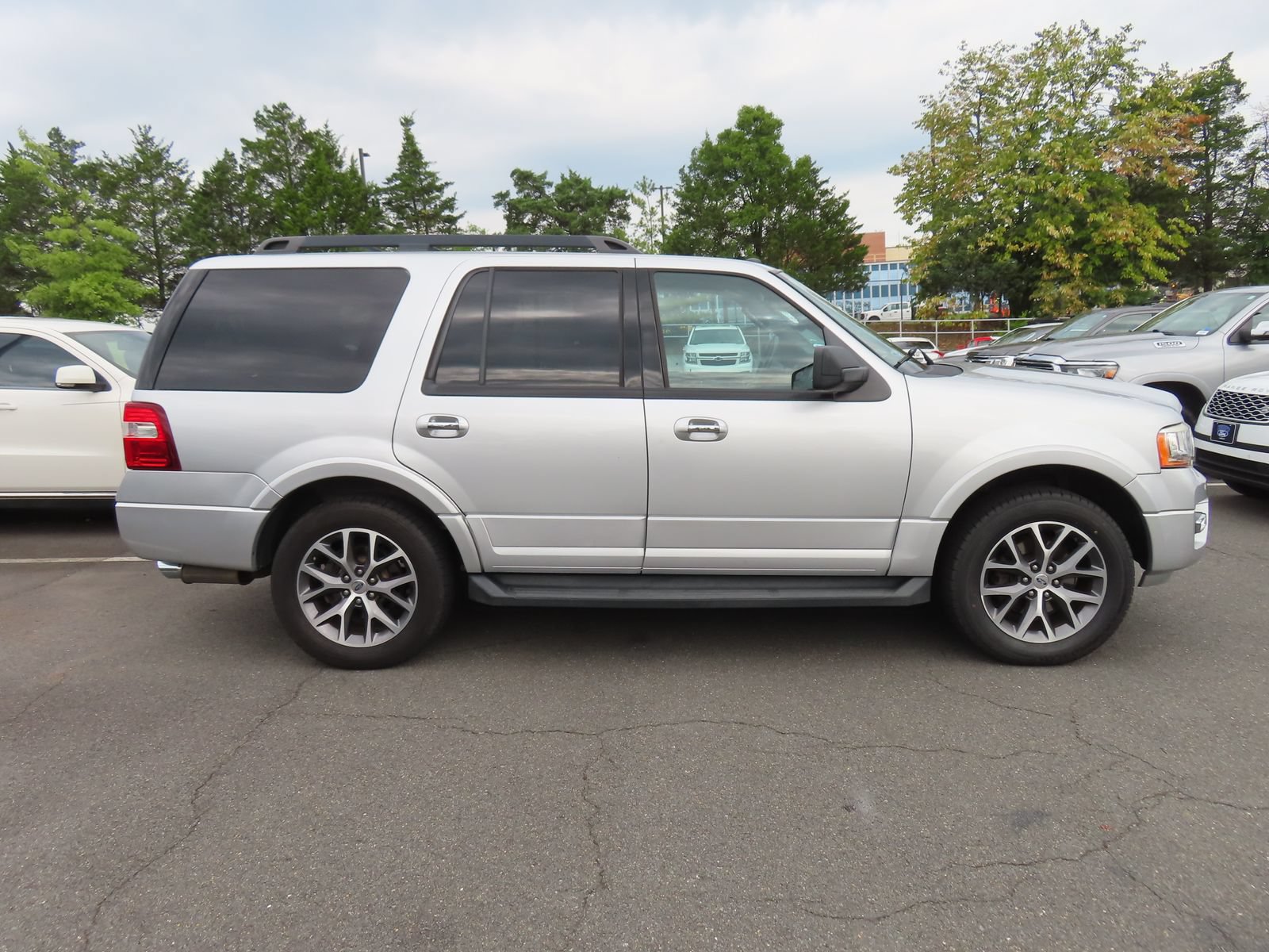 Used 2017 Ford Expedition XLT w/ Equipment Group 201A RWD image 4