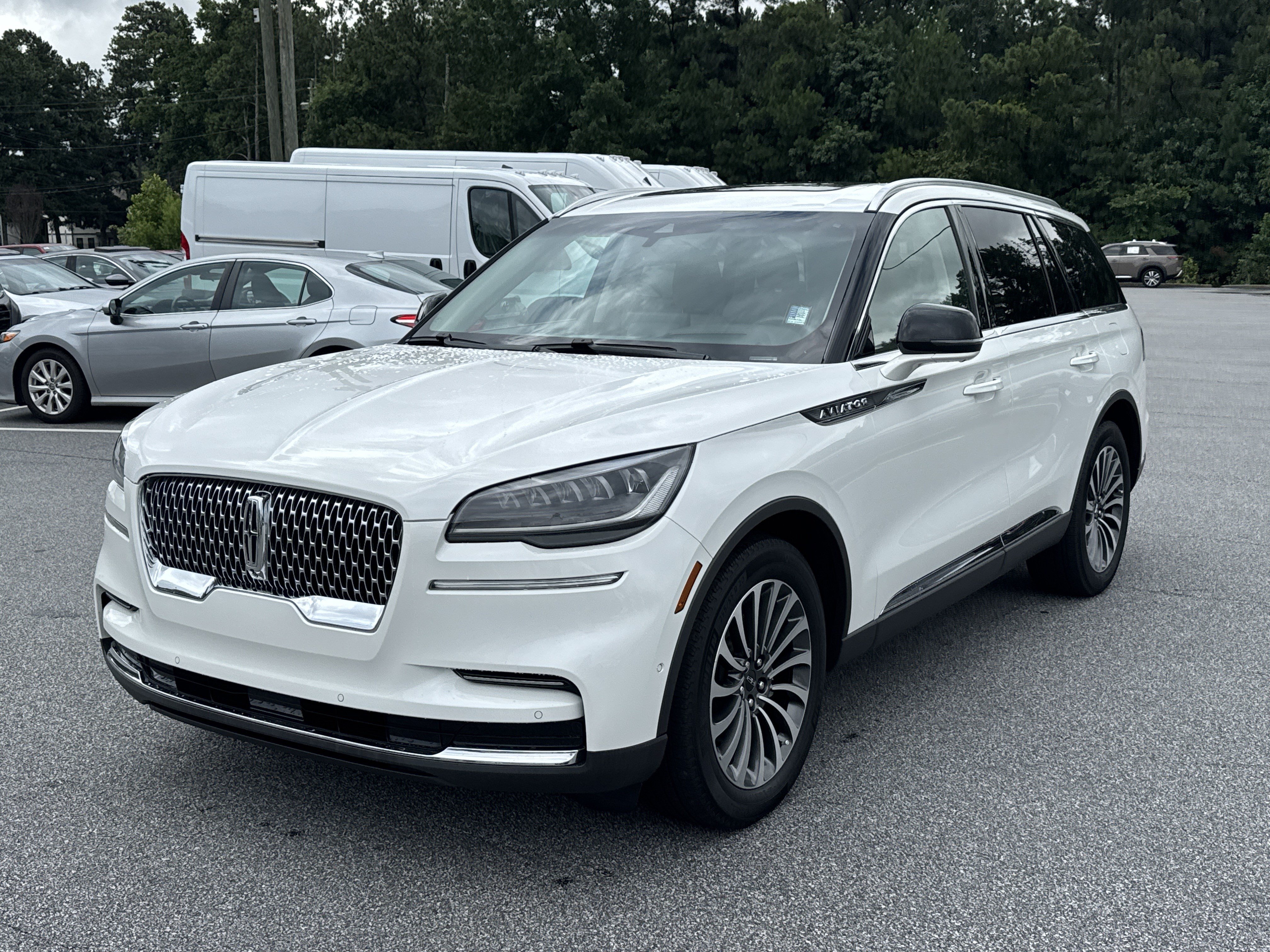 Used 2023 Lincoln Aviator Reserve w/ Equipment Group 201A RWD image 3