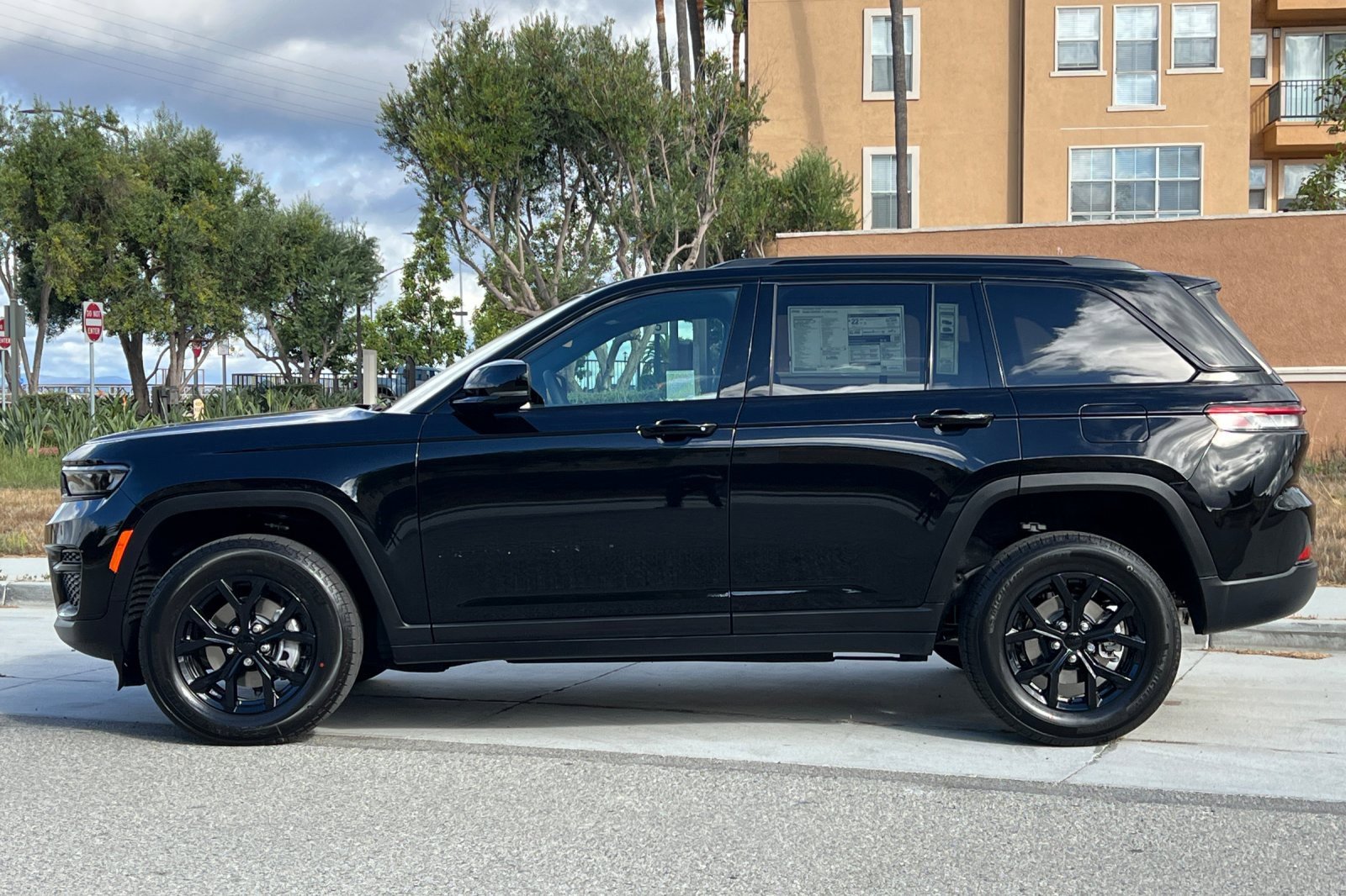 New 2025 Jeep Grand Cherokee Altitude image 7