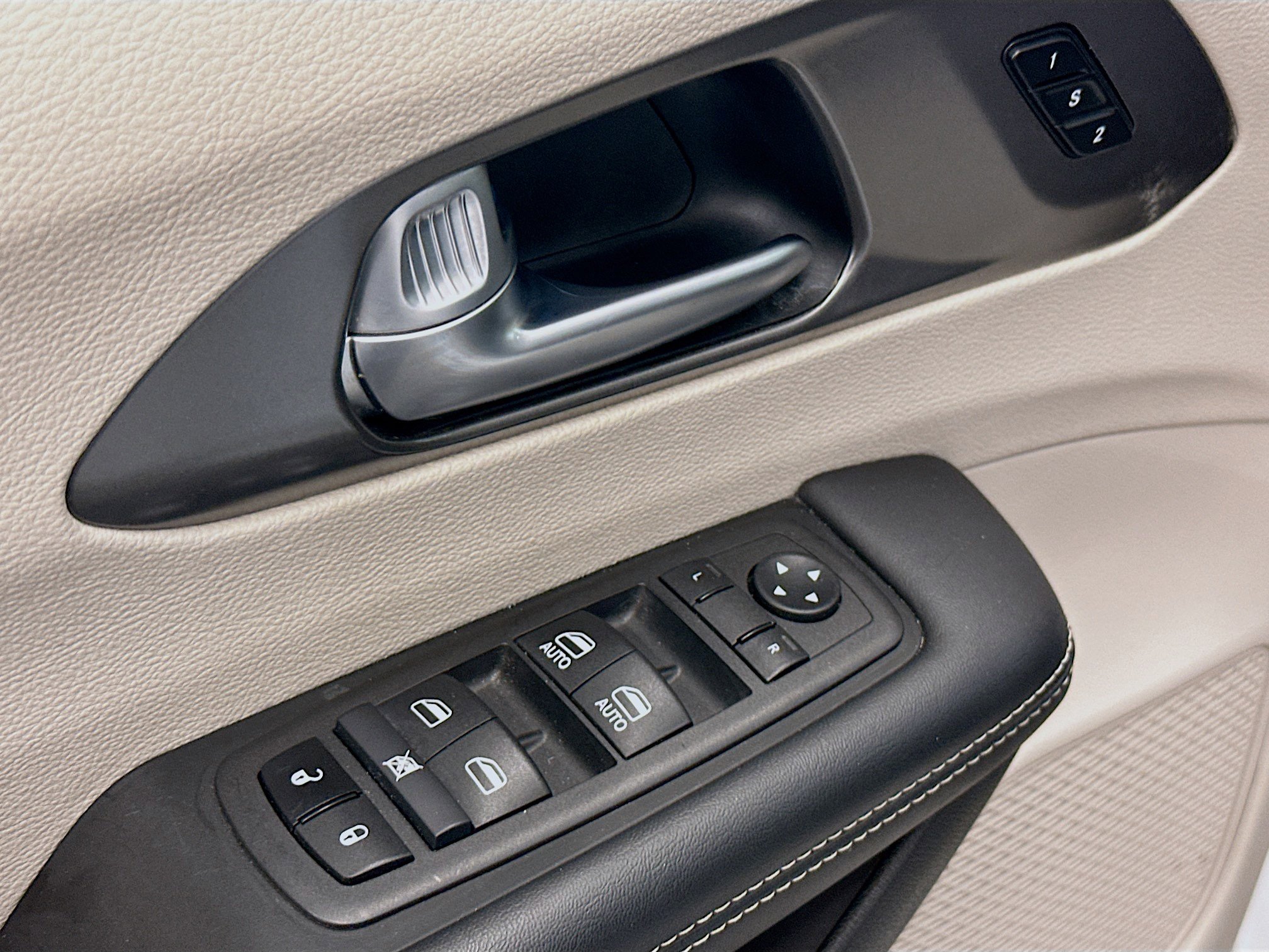 Used 2024 Chrysler Pacifica Touring-L FWD image 15