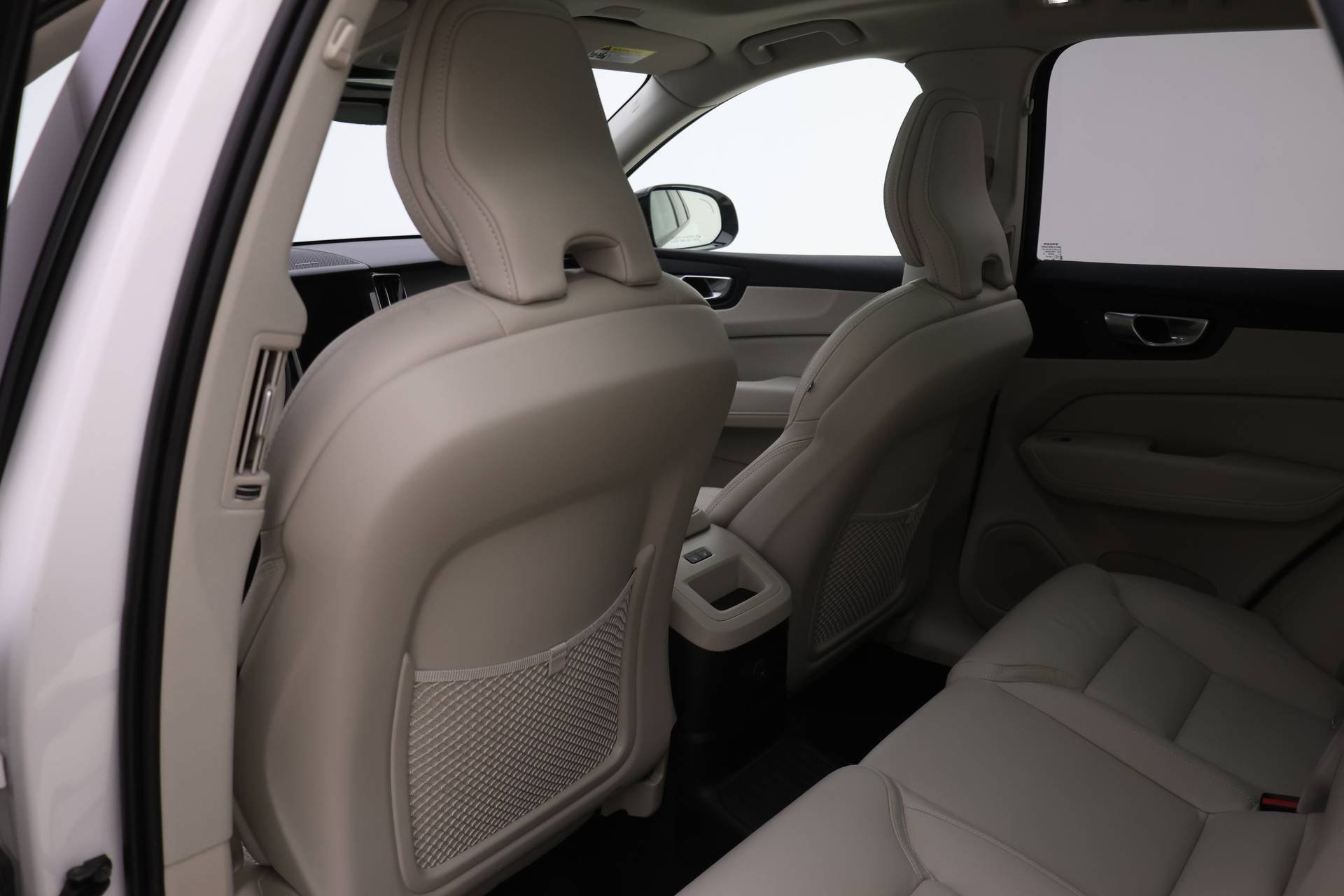 Certified 2025 Volvo XC60 T8 Ultra w/ Protection Package Premier image 16