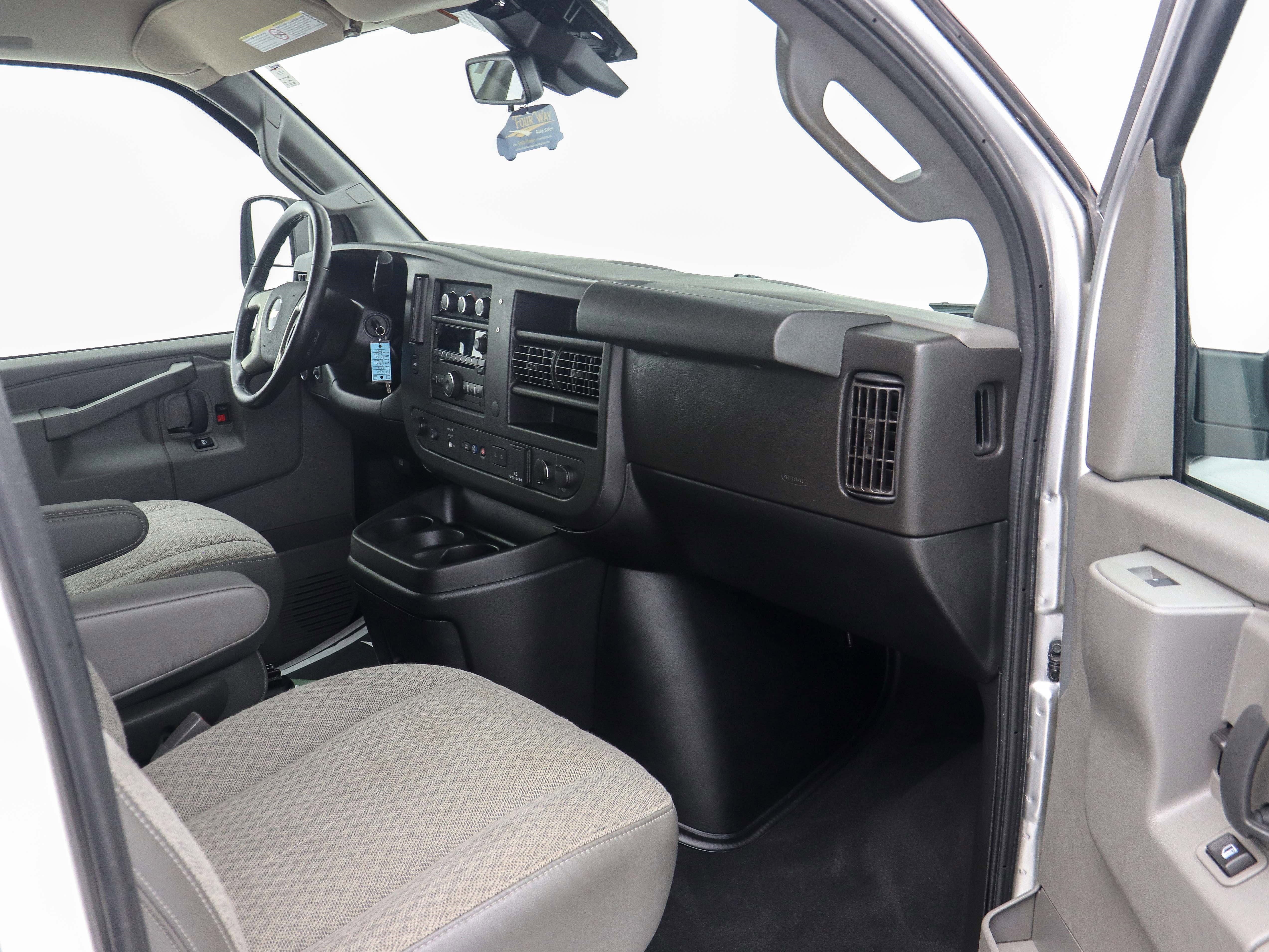 Used 2019 Chevrolet Express 3500 LS RWD image 17