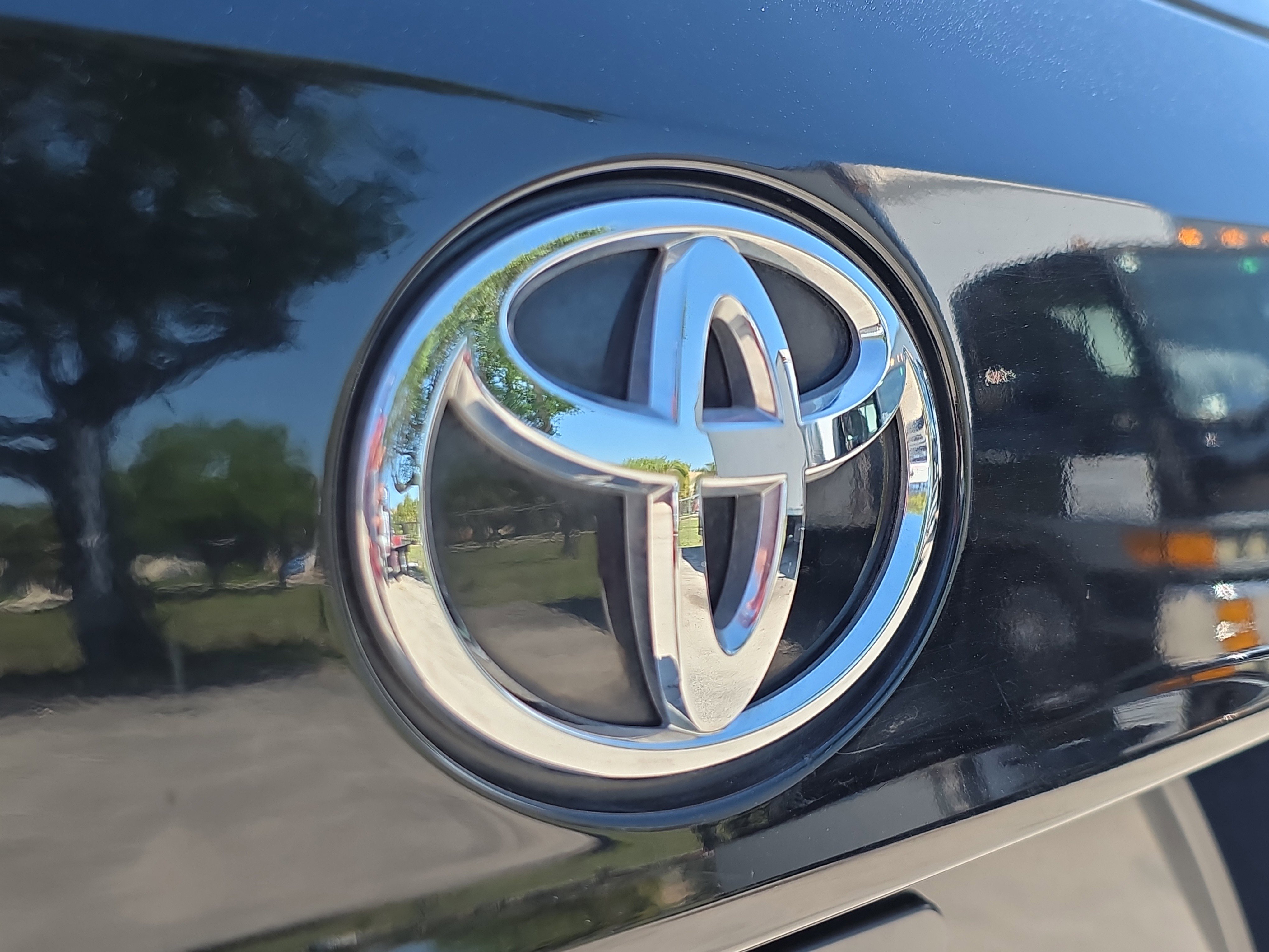 Used 2024 Toyota Highlander LE FWD image 9