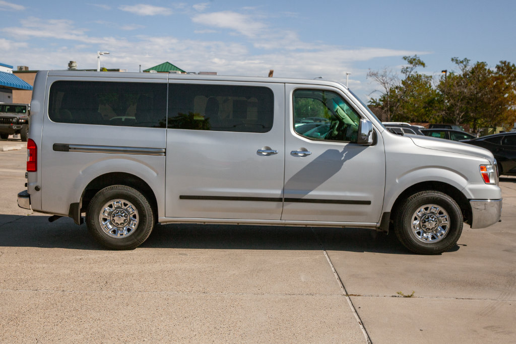 Used 2018 Nissan NV 3500 SL RWD image 4