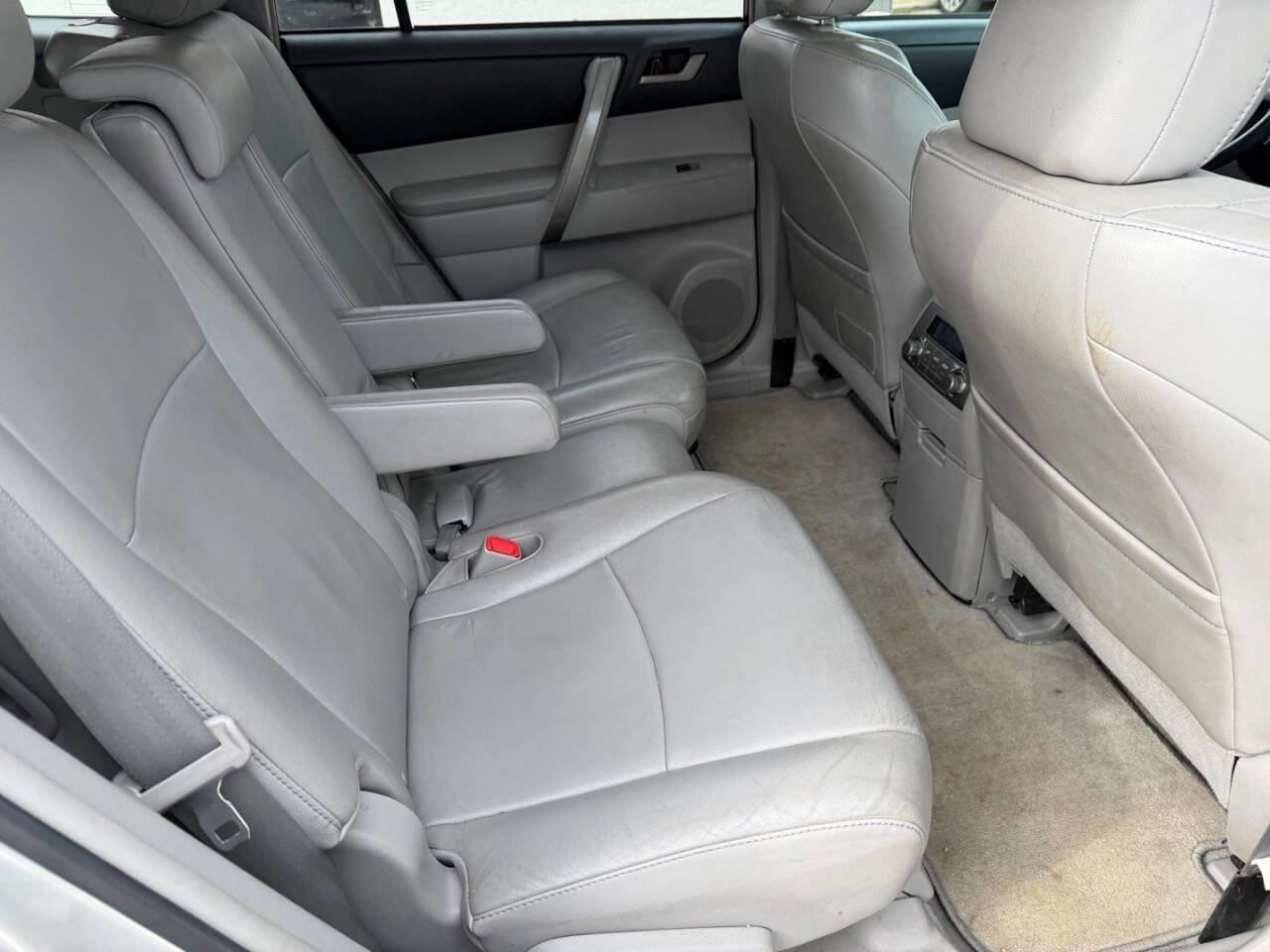 Used 2010 Toyota Highlander SE image 19