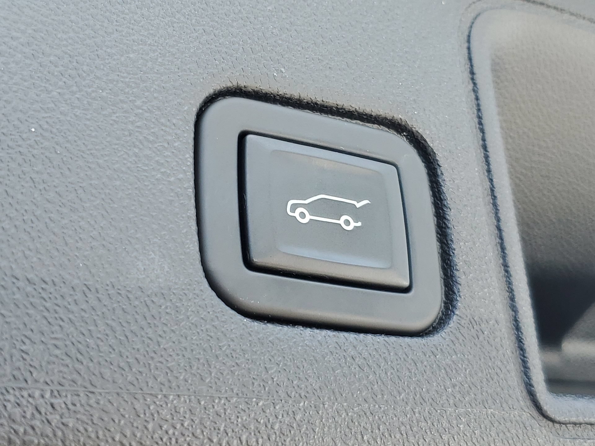 Used 2023 GMC Terrain SLT w/ LPO, Floor Liner Package FWD image 9