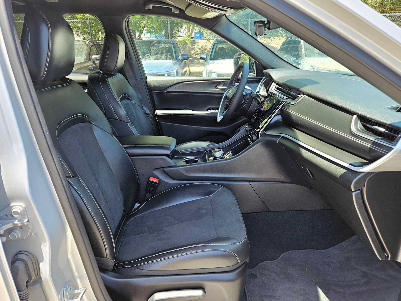 Used 2025 Jeep Grand Cherokee L Laredo AWD/4WD image 19