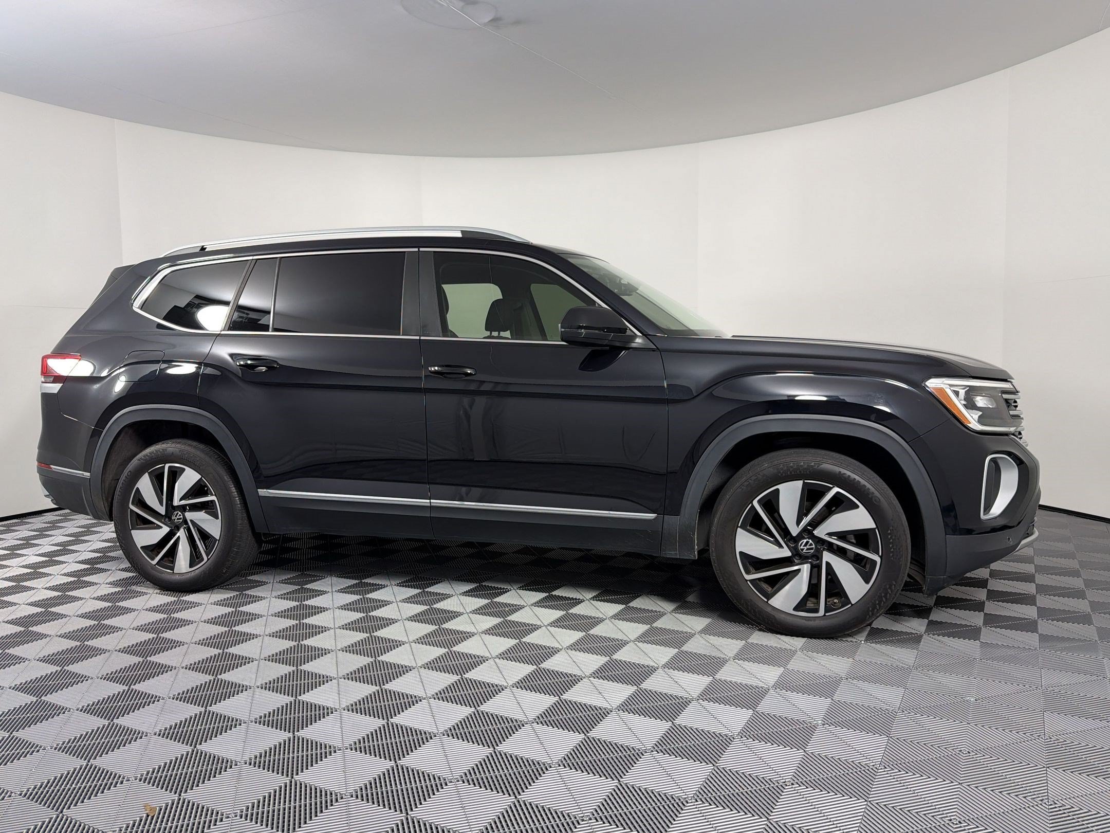 Used 2024 Volkswagen Atlas SEL AWD/4WD image 8