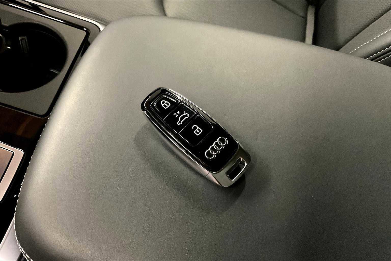 Used 2025 Audi Q7 3.0T Prestige image 13