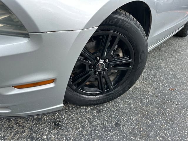Used 2013 Ford Mustang Coupe RWD image 10