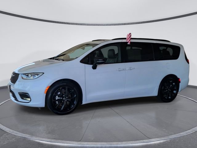 Used 2025 Chrysler Pacifica Limited image 5
